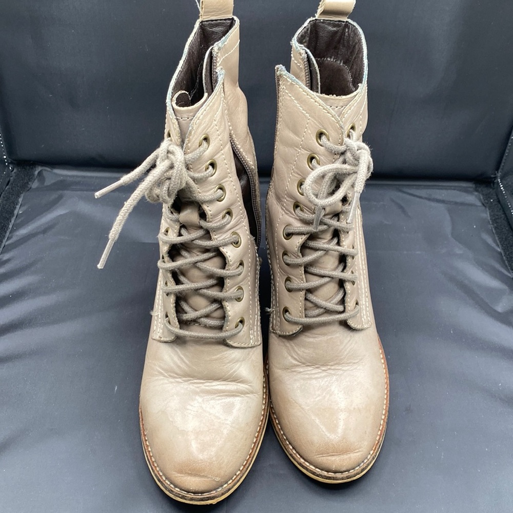 Vintage style! Amazing condition taupe bootie